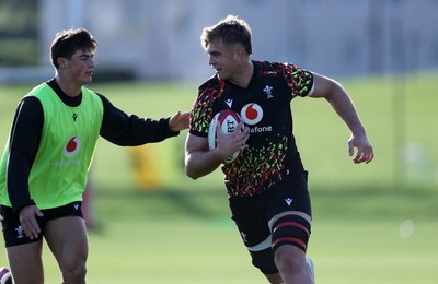 181125 - Wales Rugby Training in the week leading up to their game against New Zealand - James Fender during training
