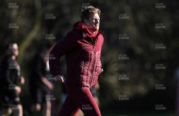 181125 - Wales Rugby Training in the week leading up to their game against New Zealand - Rhys Patchell, Kicking Coach during training