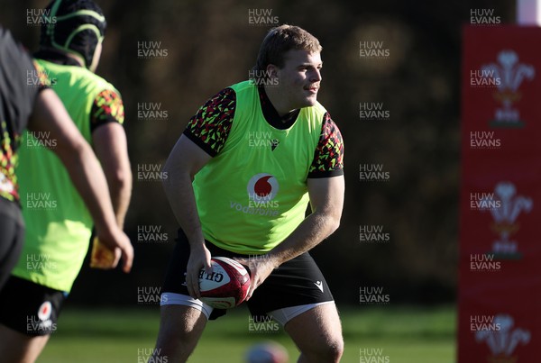181125 - Wales Rugby Training in the week leading up to their game against New Zealand - Archie Griffin during training