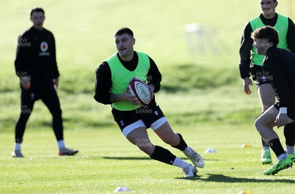 181125 - Wales Rugby Training in the week leading up to their game against New Zealand - Joe Roberts during training