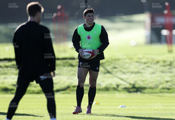 181125 - Wales Rugby Training in the week leading up to their game against New Zealand - Louis Rees-Zammit during training