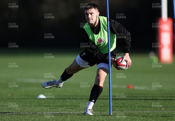 181125 - Wales Rugby Training in the week leading up to their game against New Zealand - Joe Roberts during training