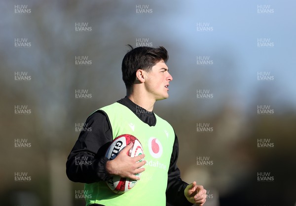 181125 - Wales Rugby Training in the week leading up to their game against New Zealand - Louis Rees-Zammit during training