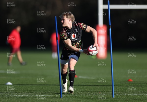 181125 - Wales Rugby Training in the week leading up to their game against New Zealand - Blair Murray during training