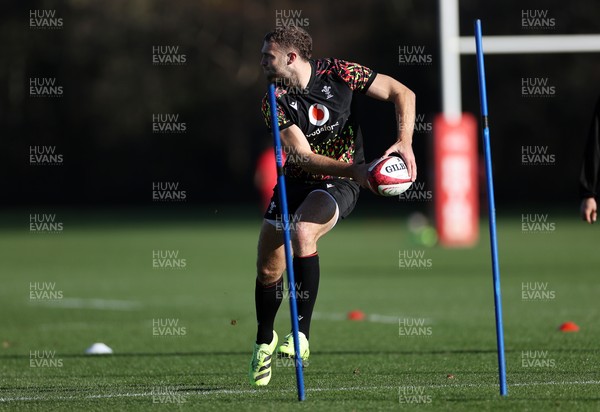 181125 - Wales Rugby Training in the week leading up to their game against New Zealand - Max Llewellyn during training