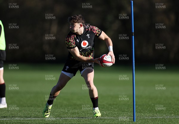 181125 - Wales Rugby Training in the week leading up to their game against New Zealand - Dan Edwards during training