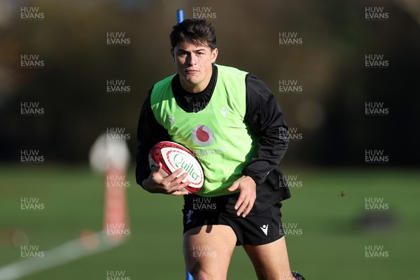 181125 - Wales Rugby Training in the week leading up to their game against New Zealand - Louis Rees-Zammit during training