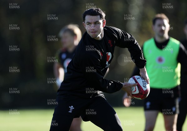 181125 - Wales Rugby Training in the week leading up to their game against New Zealand - Tom Rogers during training