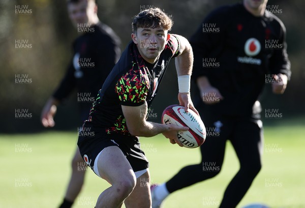 181125 - Wales Rugby Training in the week leading up to their game against New Zealand - Dan Edwards during training