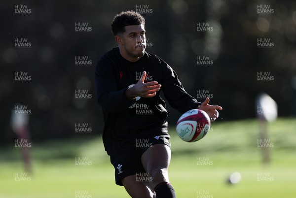 181125 - Wales Rugby Training in the week leading up to their game against New Zealand - Rio Dyer during training
