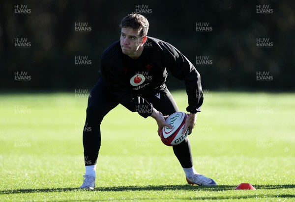 181125 - Wales Rugby Training in the week leading up to their game against New Zealand - Kieran Hardy during training