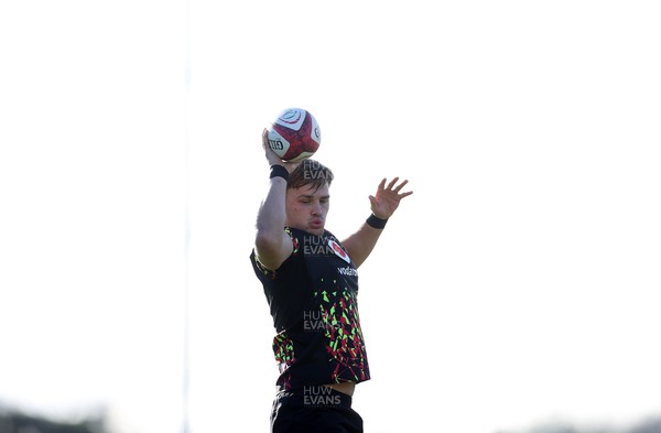 181125 - Wales Rugby Training in the week leading up to their game against New Zealand - Alex Mann during training