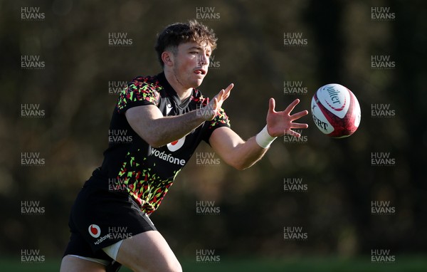 181125 - Wales Rugby Training in the week leading up to their game against New Zealand - Dan Edwards during training