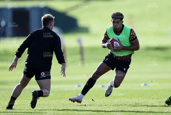 181125 - Wales Rugby Training in the week leading up to their game against New Zealand - Rio Dyer during training