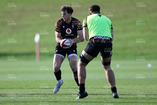 181125 - Wales Rugby Training in the week leading up to their game against New Zealand - Louie Hennessey during training