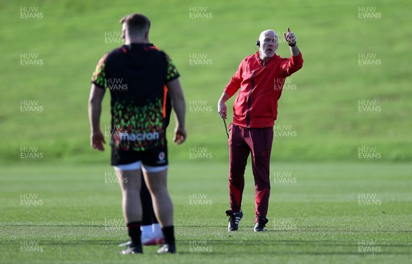 181125 - Wales Rugby Training in the week leading up to their game against New Zealand - Steve Tandy, Head Coach during training