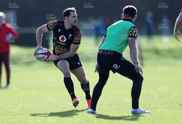 181125 - Wales Rugby Training in the week leading up to their game against New Zealand - Tomos Williams during training