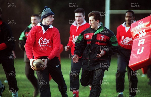 190195 - Wales Rugby Training - Wayne Proctor passes to Robert Jones during training