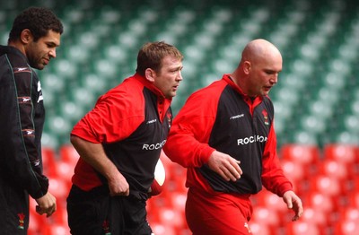 190203 - Wales Rugby Training - Jonathan Humphreys (centre) with Colin Charvis (lt) and Ben Evans (rt)