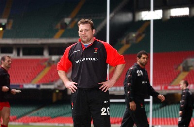 190203 - Wales Rugby Training - New Welsh captain Jonathan Humphreys at training is watched by former captain Colin Charvis (rt)