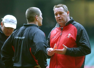 190203 - Wales Rugby Training - Coach Steve Hansen chats with iestyn Harris during training