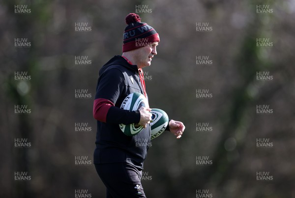 190224 - Wales Rugby Training in the week leading up to their 6 Nations clash with Ireland - Alex King, Attack Coach during training