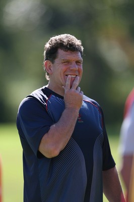 19.05.07  Wales rugby on Tour to Australia Wales Coach gareth Jenkins  during training in Terrigal 