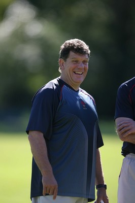 19.05.07  Wales rugby on Tour to Australia Wales Coach gareth Jenkins  during training in Terrigal 