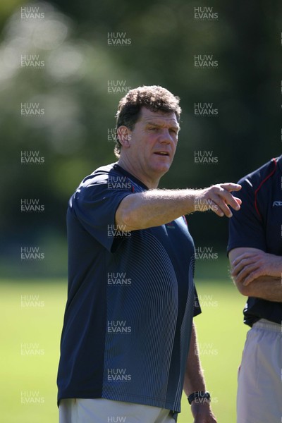 19.05.07  Wales rugby on Tour to Australia Wales Coach gareth Jenkins  during training in Terrigal 