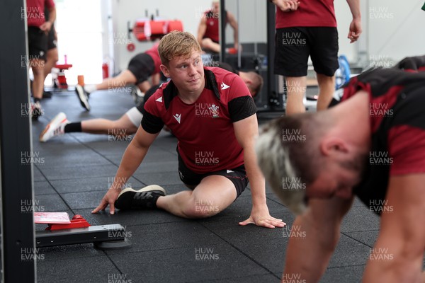 190923 - Wales Rugby Gym Session in the week leading up to their Rugby World Cup game against Australia - Sam Costelow during training