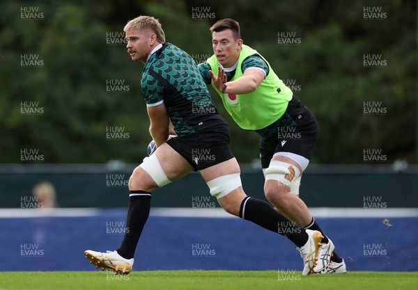 190923 - Wales Rugby Training in the week leading up to their Rugby World Cup game against Australia - Aaron Wainwright and Adam Beard during training