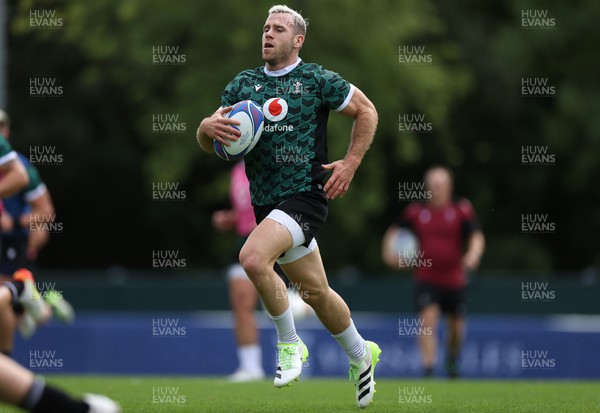 190923 - Wales Rugby Training in the week leading up to their Rugby World Cup game against Australia - Gareth Davies during training