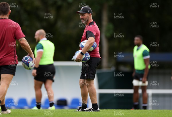 190923 - Wales Rugby Training in the week leading up to their Rugby World Cup game against Australia - Attack Coach Alex King during training