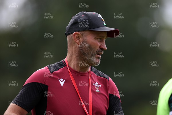 190923 - Wales Rugby Training in the week leading up to their Rugby World Cup game against Australia - Attack Coach Alex King during training