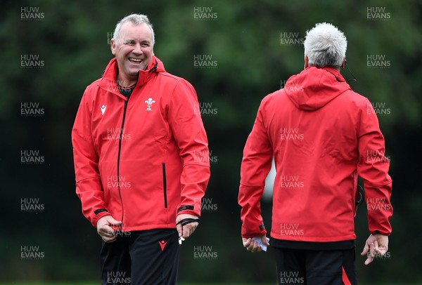 191021 - Wales Rugby Training - Wayne Pivac and Paul Stridgeon during training