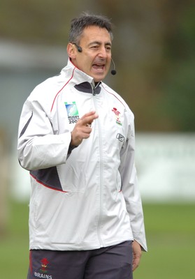 19.11.07 - Wales Rugby Training - Wales Caretaker coach, Nigel Davies directs training 