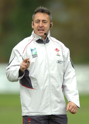 19.11.07 - Wales Rugby Training - Wales Caretaker coach, Nigel Davies directs training 