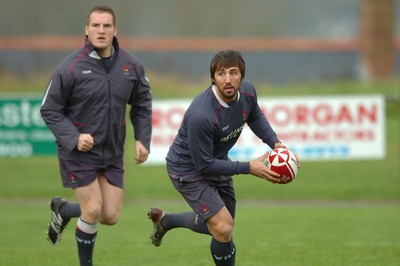 19.11.07 - Wales Rugby Training - Gavin Henson in action during training 