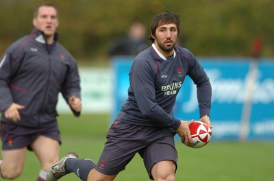 19.11.07 - Wales Rugby Training - Gavin Henson in action during training 