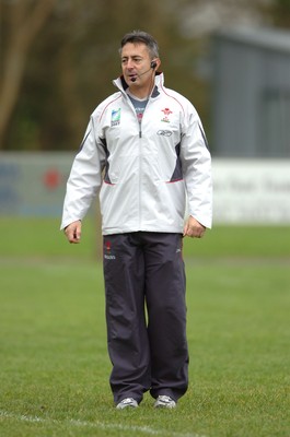 19.11.07 - Wales Rugby Training - Wales Caretaker coach, Nigel Davies directs training 