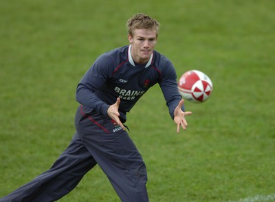 19.11.07 - Wales Rugby Training - Dwayne Peel in action during training 