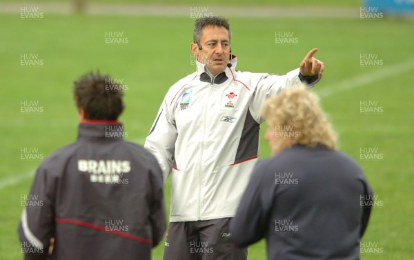 19.11.07 - Wales Rugby Training - Wales Caretaker coach, Nigel Davies directs training 