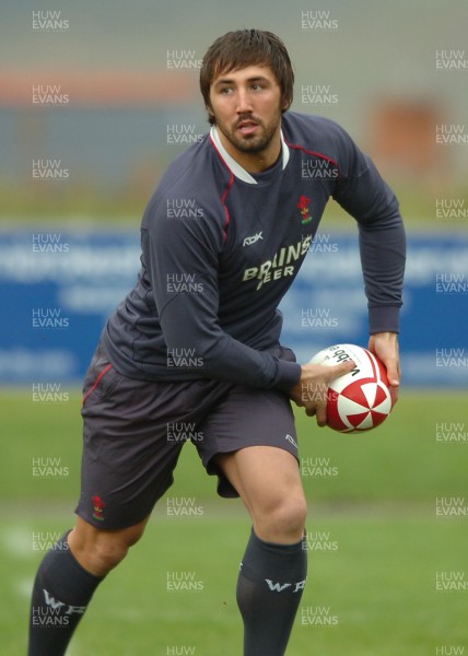 19.11.07 - Wales Rugby Training - Gavin Henson in action during training 