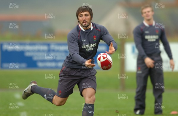 19.11.07 - Wales Rugby Training - Gavin Henson in action during training 