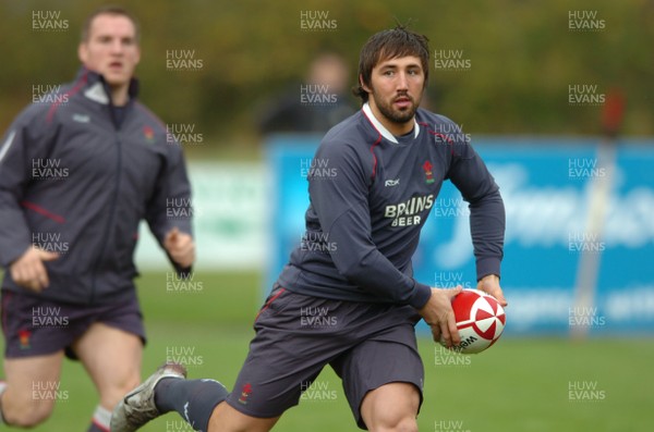 19.11.07 - Wales Rugby Training - Gavin Henson in action during training 