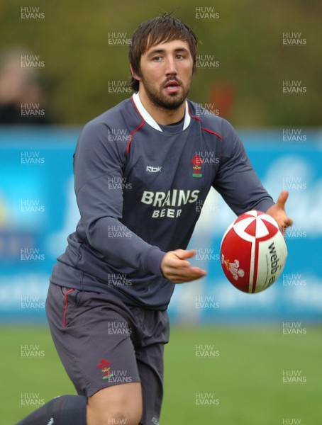 19.11.07 - Wales Rugby Training - Gavin Henson in action during training 