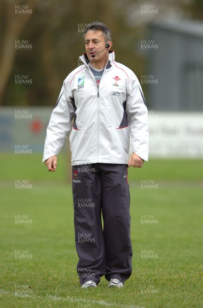 19.11.07 - Wales Rugby Training - Wales Caretaker coach, Nigel Davies directs training 