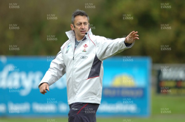 19.11.07 - Wales Rugby Training - Wales Caretaker coach, Nigel Davies directs training 