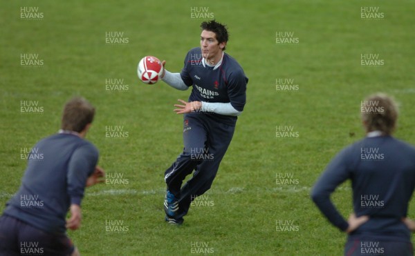 19.11.07 - Wales Rugby Training - James Hook in action during training 