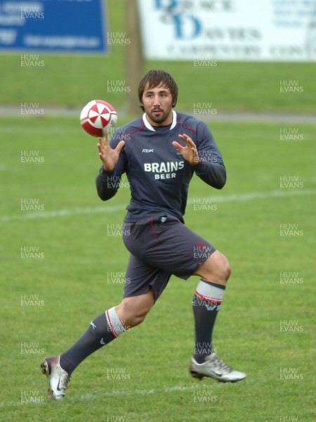 19.11.07 - Wales Rugby Training - Gavin Henson in action during training 